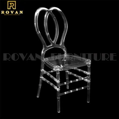 Весільні стільці з прозорої смоли на спинці метелика